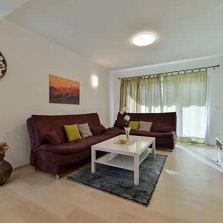 Slava Apartman *